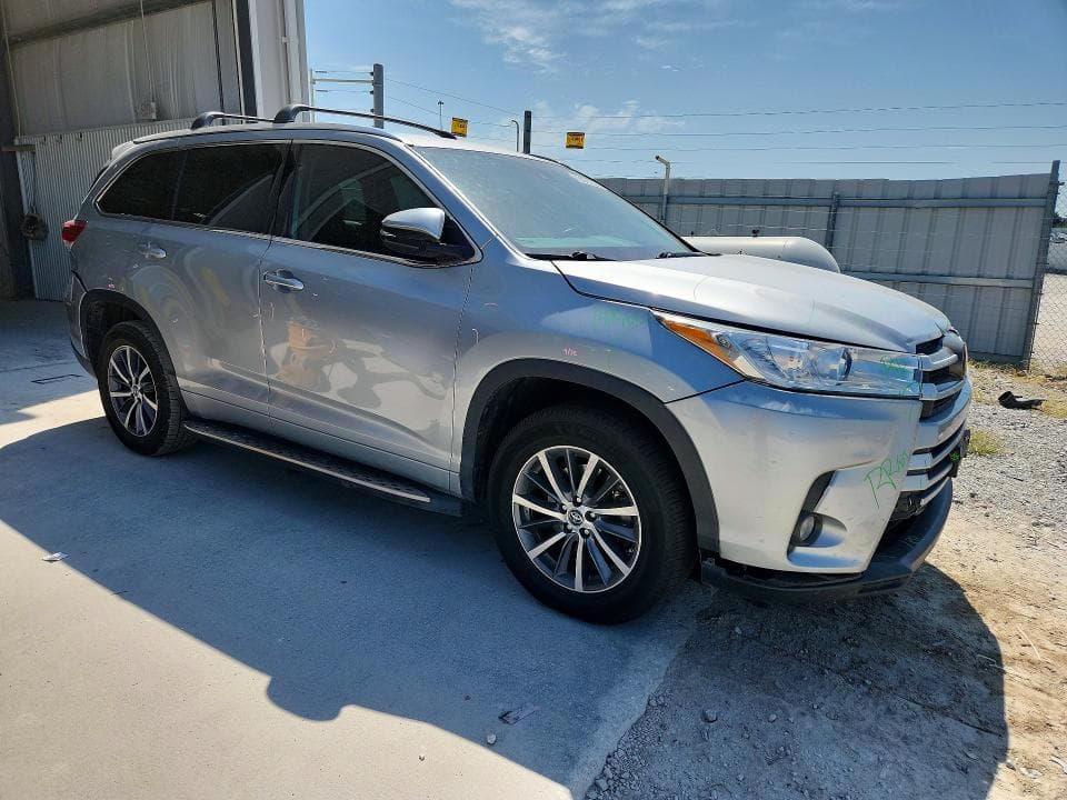 2018 TOYOTA HIGHLANDER XLE 4