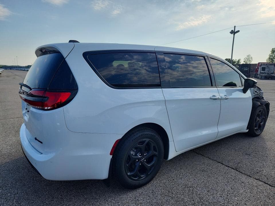 2023 CHRYSLER PACIFICA HYBRID LIMITED 3