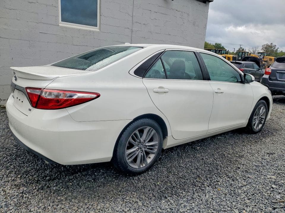 2017 TOYOTA CAMRY SE 3
