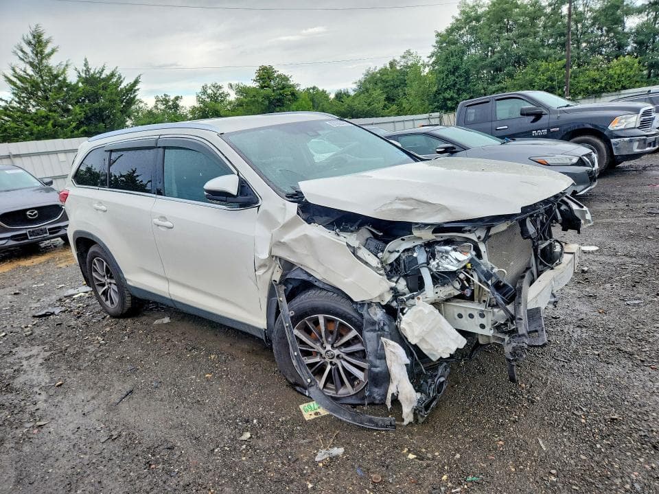 2019 TOYOTA HIGHLANDER XLE 4