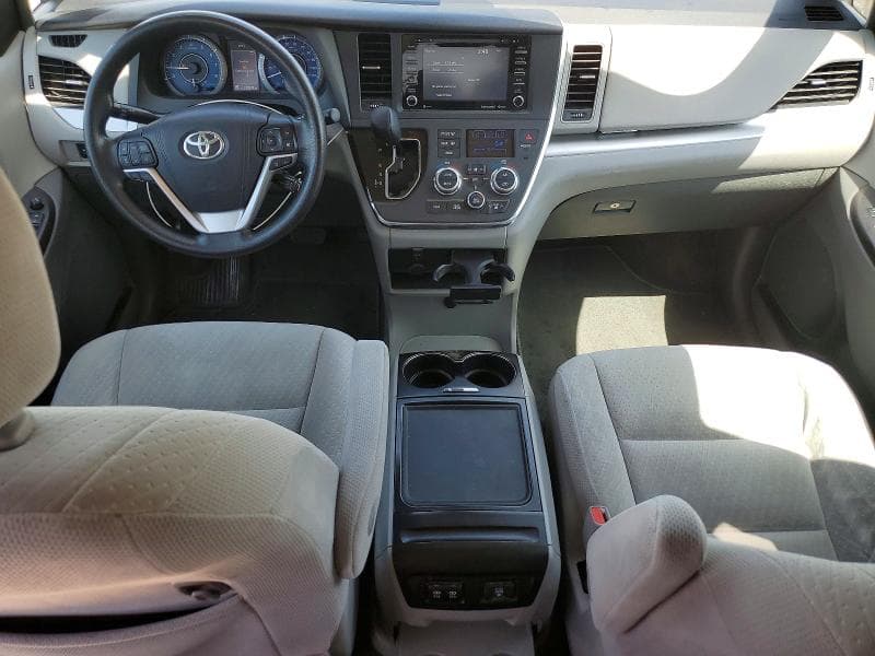 2018 TOYOTA SIENNA LE 8