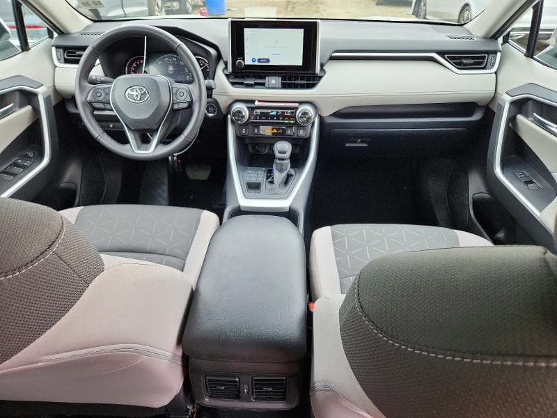 2025 TOYOTA RAV4 XLE 8