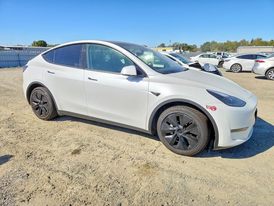 2025 TESLA MODEL Y 4