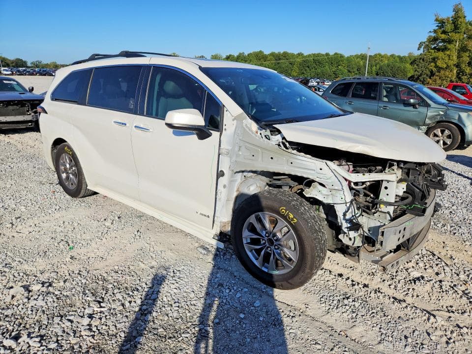 2021 TOYOTA SIENNA XLE 4