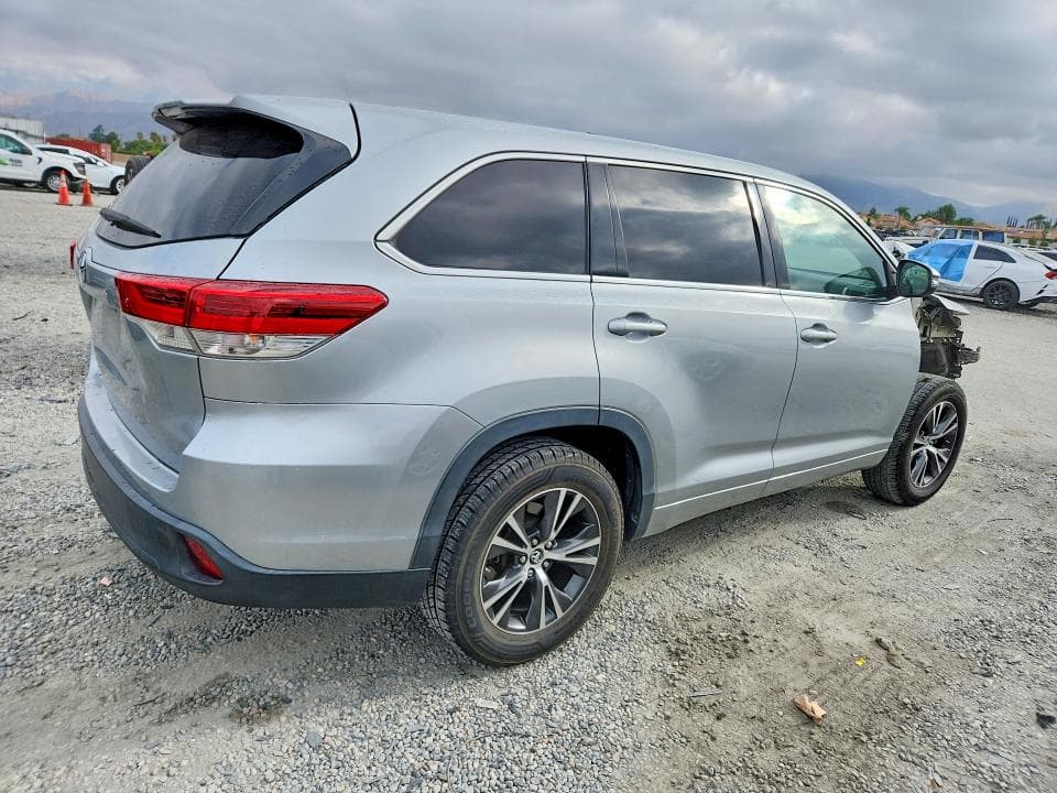 2018 TOYOTA HIGHLANDER LE 3