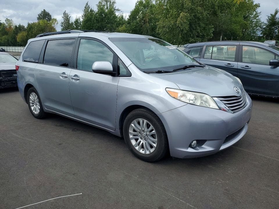 2017 TOYOTA SIENNA XLE 8-PASSENGER 4