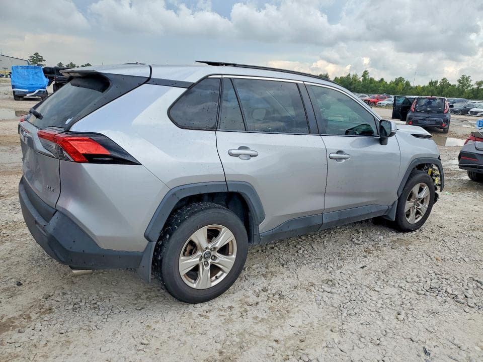 2020 TOYOTA RAV4 XLE 3