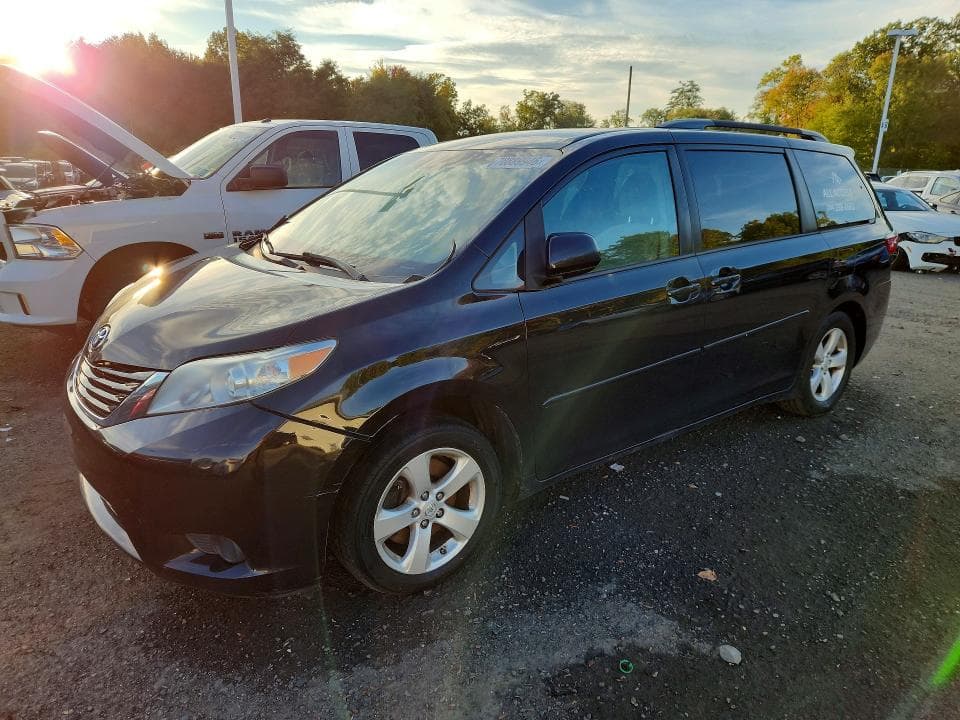 2017 TOYOTA SIENNA LE