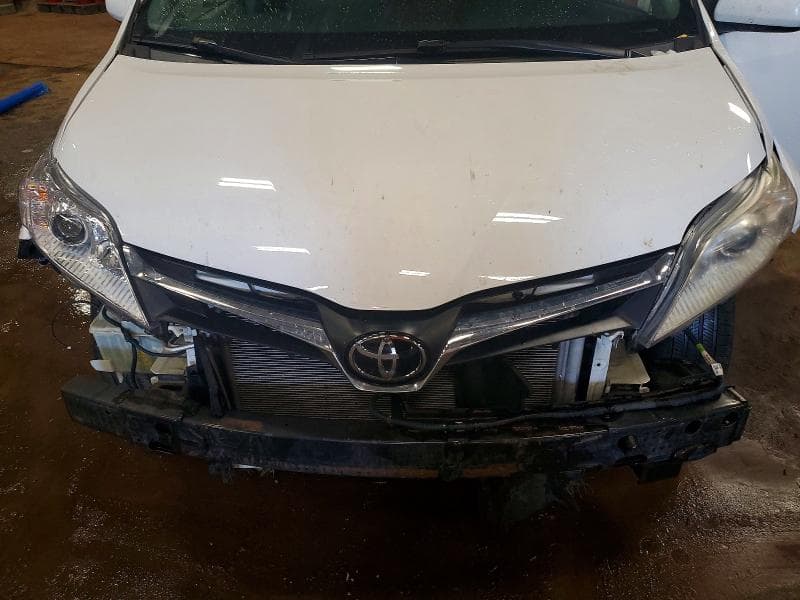 2019 TOYOTA SIENNA LE 11