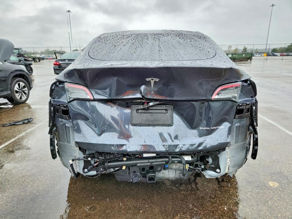 2025 TESLA MODEL Y 6