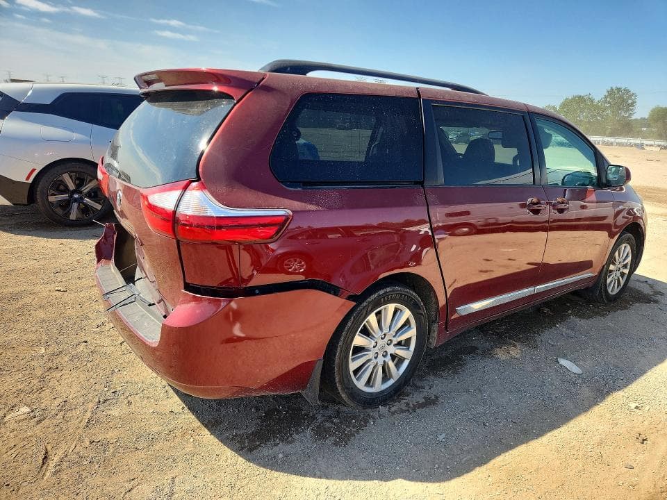 2017 TOYOTA SIENNA LE 3