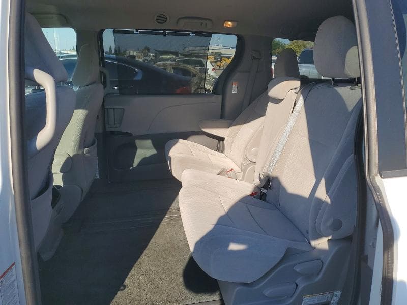 2017 TOYOTA SIENNA LE 11