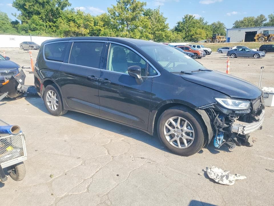 2023 CHRYSLER PACIFICA TOURING L 4