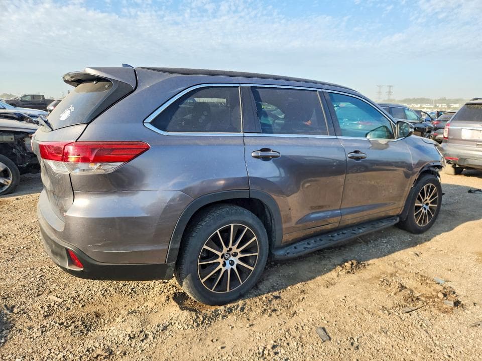 2017 TOYOTA HIGHLANDER SE 3