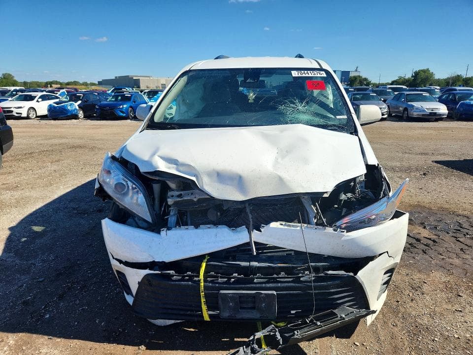 2018 TOYOTA SIENNA LE 5