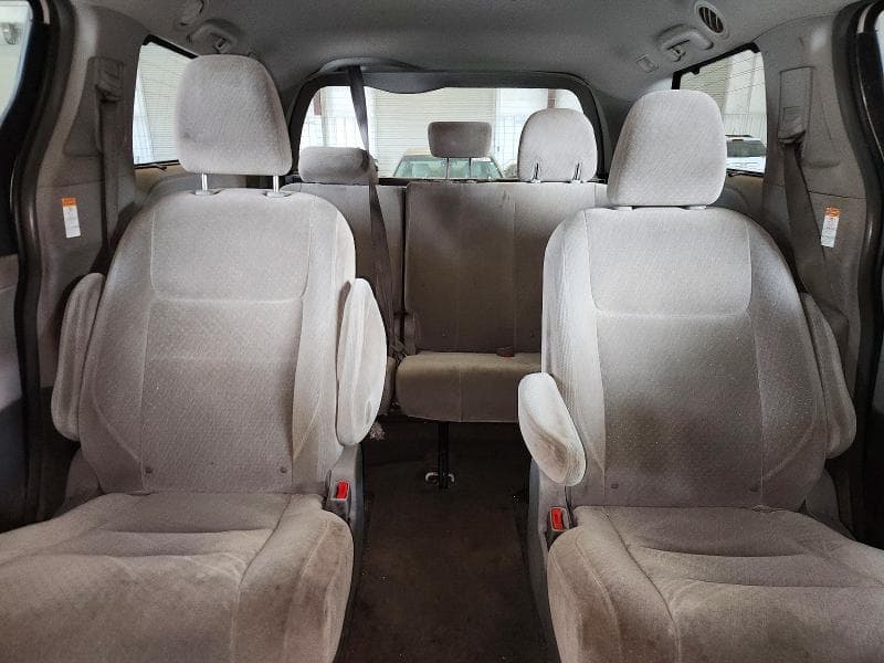 2017 TOYOTA SIENNA LE 10