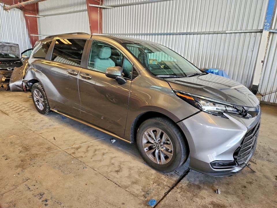 2026 TOYOTA SIENNA LE 4