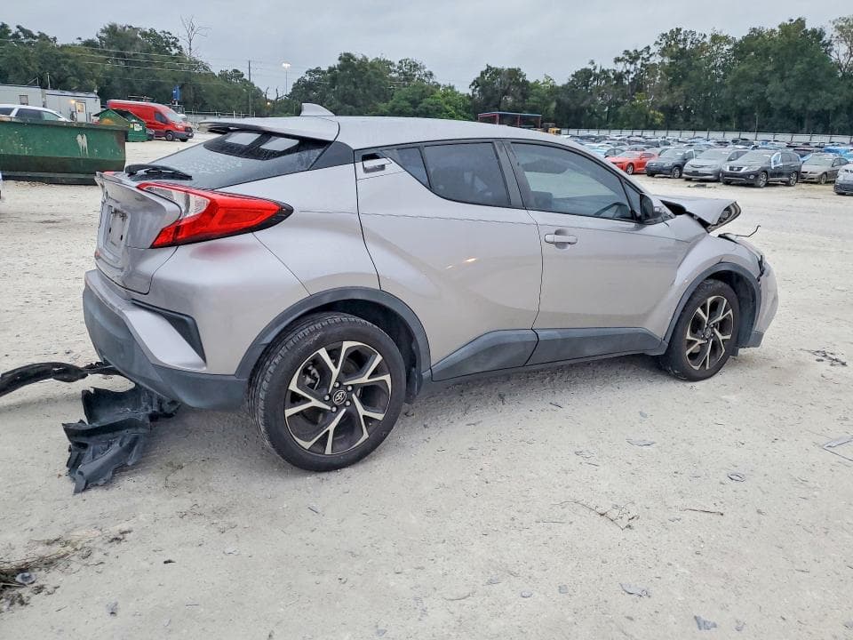 2019 TOYOTA C-HR XLE 3