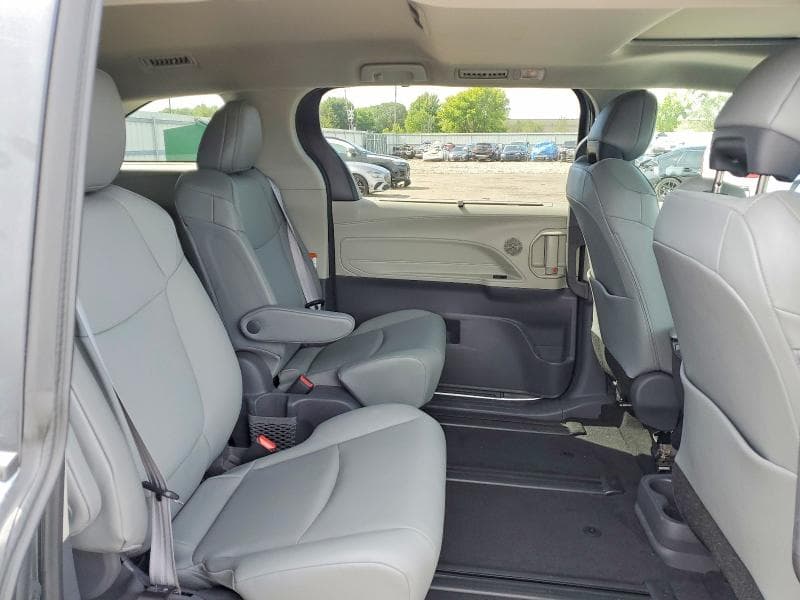 2021 TOYOTA SIENNA XLE 11