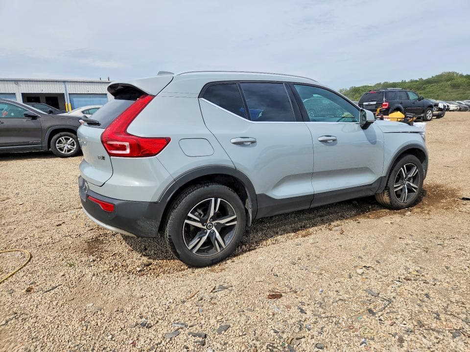 2025 VOLVO XC40 CORE 3