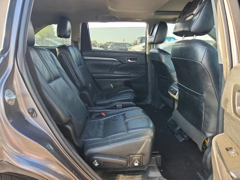 2017 TOYOTA HIGHLANDER SE 11