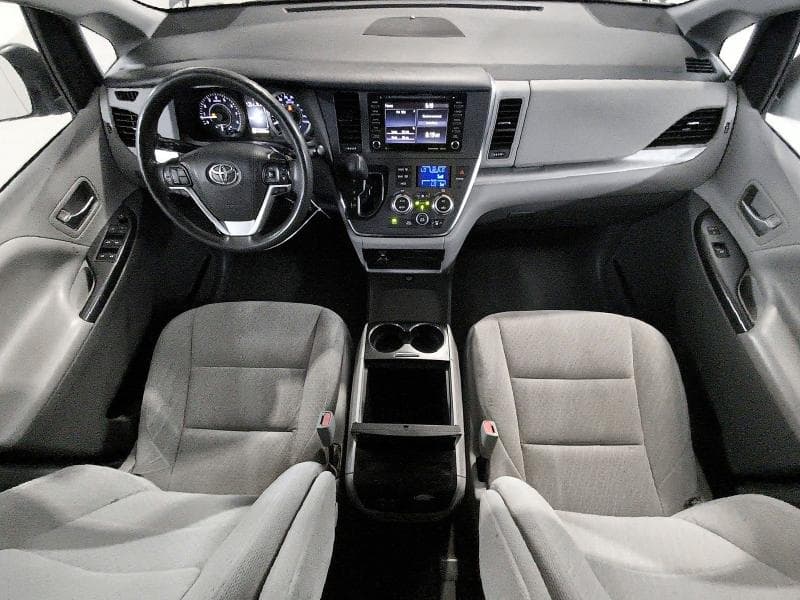 2019 TOYOTA SIENNA LE 8