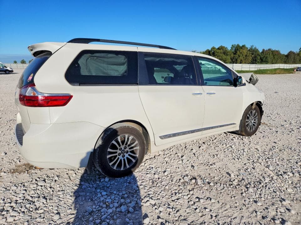 2018 TOYOTA SIENNA XLE 8-PASSENGER 3