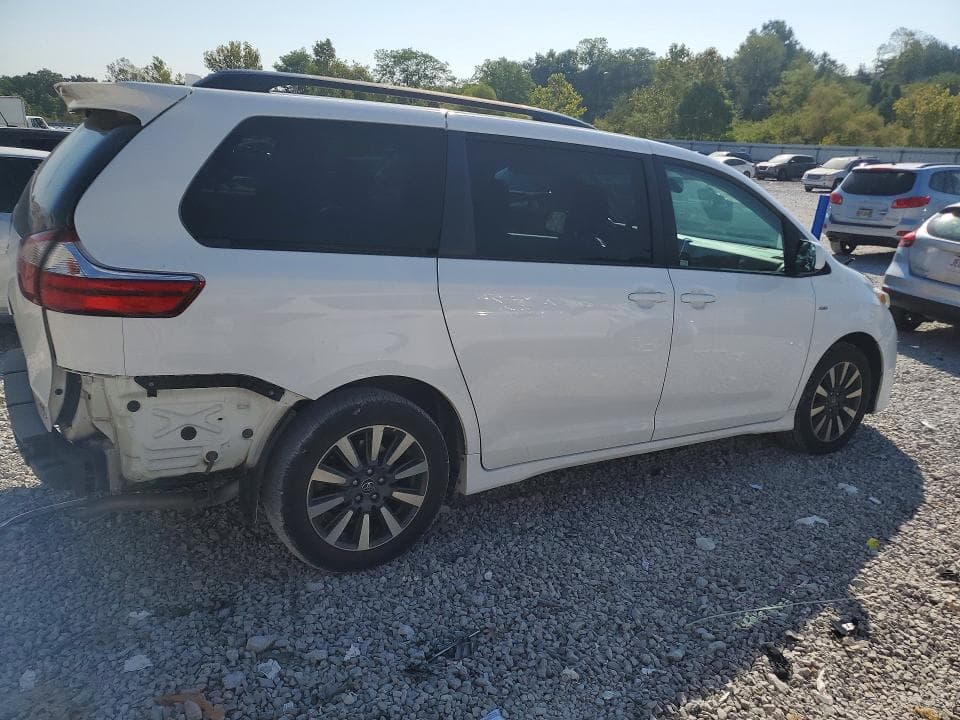 2018 TOYOTA SIENNA LE 3