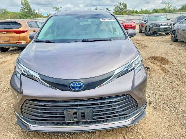 2021 TOYOTA SIENNA XLE 5