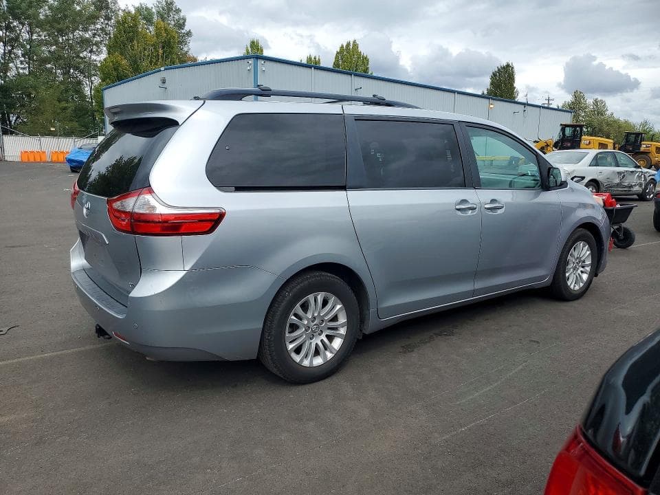 2017 TOYOTA SIENNA XLE 8-PASSENGER 3