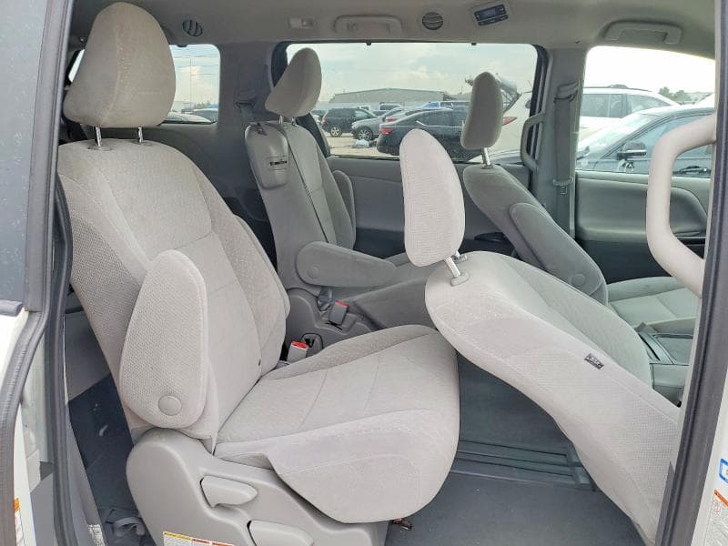 2020 TOYOTA SIENNA LE 11