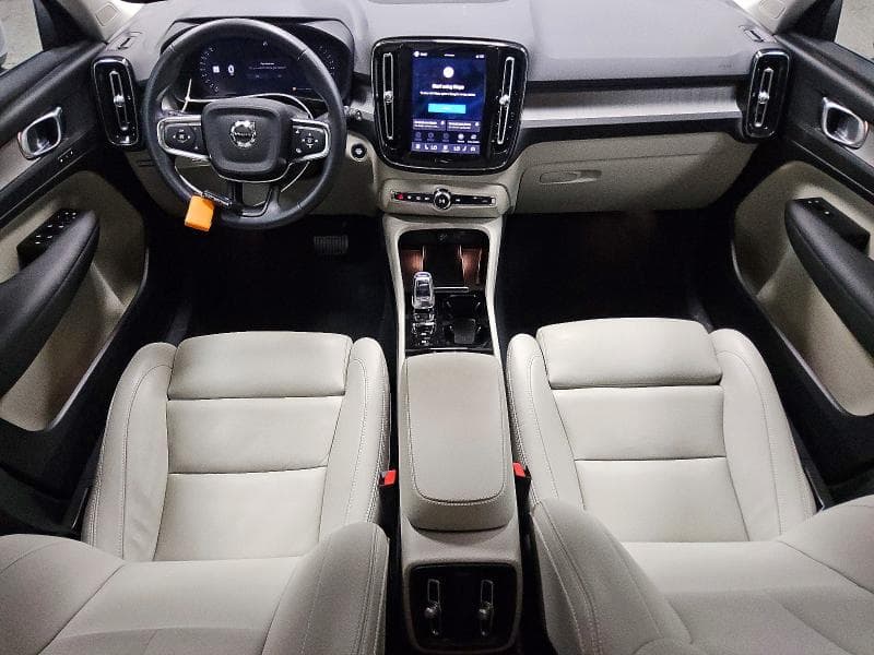 2025 VOLVO XC40 PLUS 8