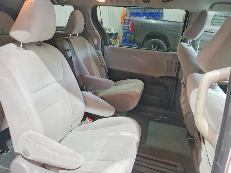 2020 TOYOTA SIENNA LE 11