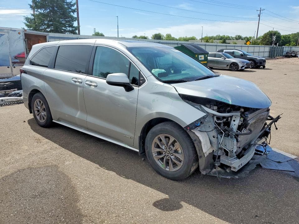 2021 TOYOTA SIENNA XLE 4