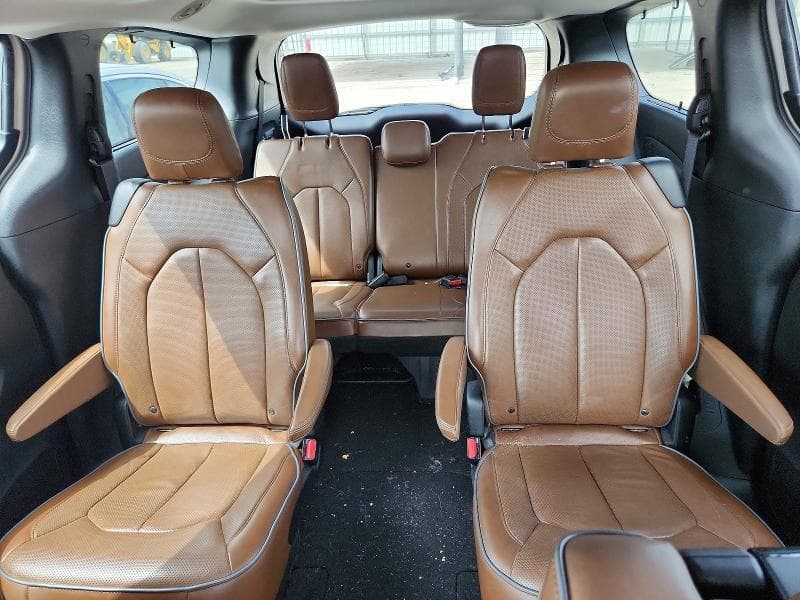 2017 CHRYSLER PACIFICA LIMITED 10