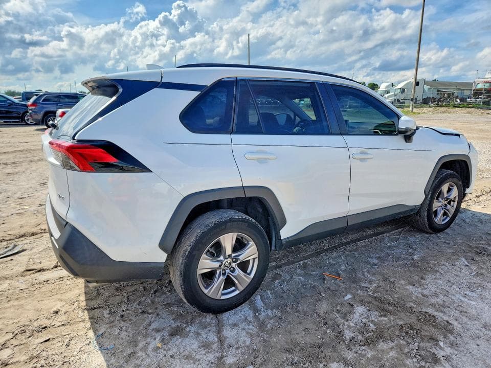 2023 TOYOTA RAV4 XLE 3