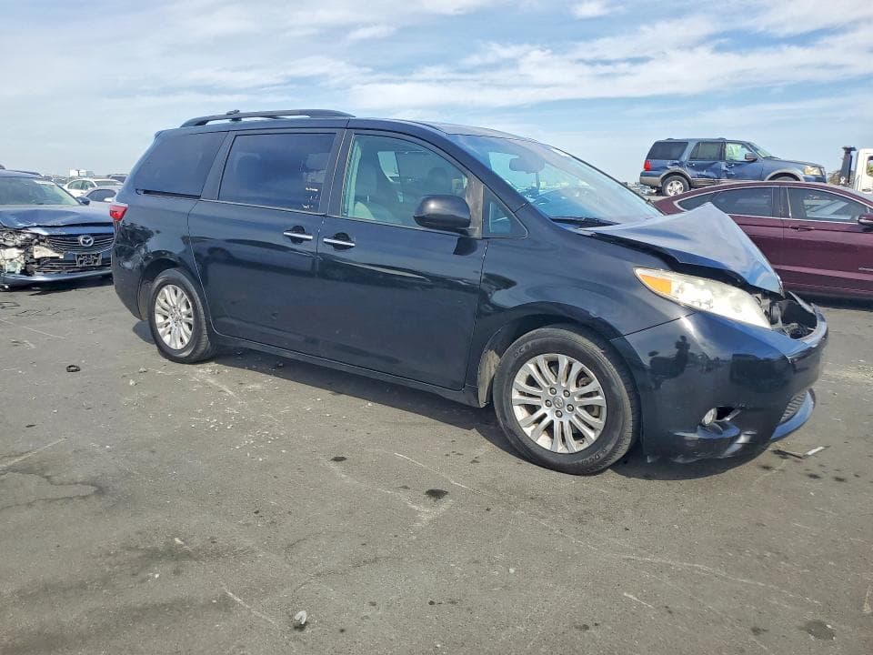 2017 TOYOTA SIENNA XLE PREMIUM 8-PASSENGER 4