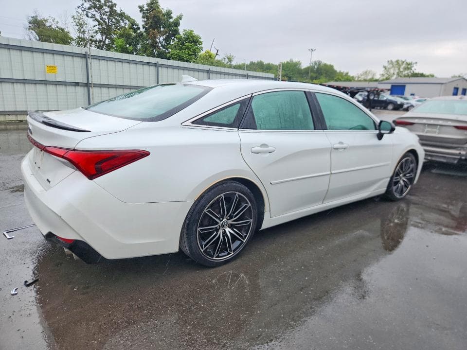 2019 TOYOTA AVALON XSE 3