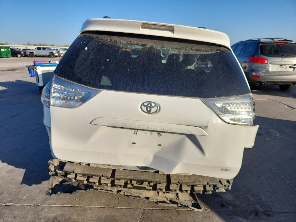 2017 TOYOTA SIENNA SE 6