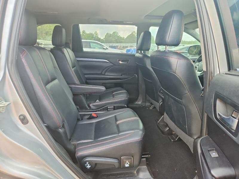 2019 TOYOTA HIGHLANDER SE 11