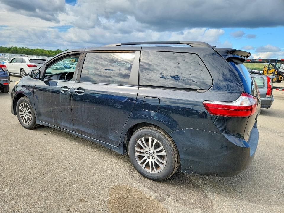 2018 TOYOTA SIENNA XLE 8-PASSENGER 2