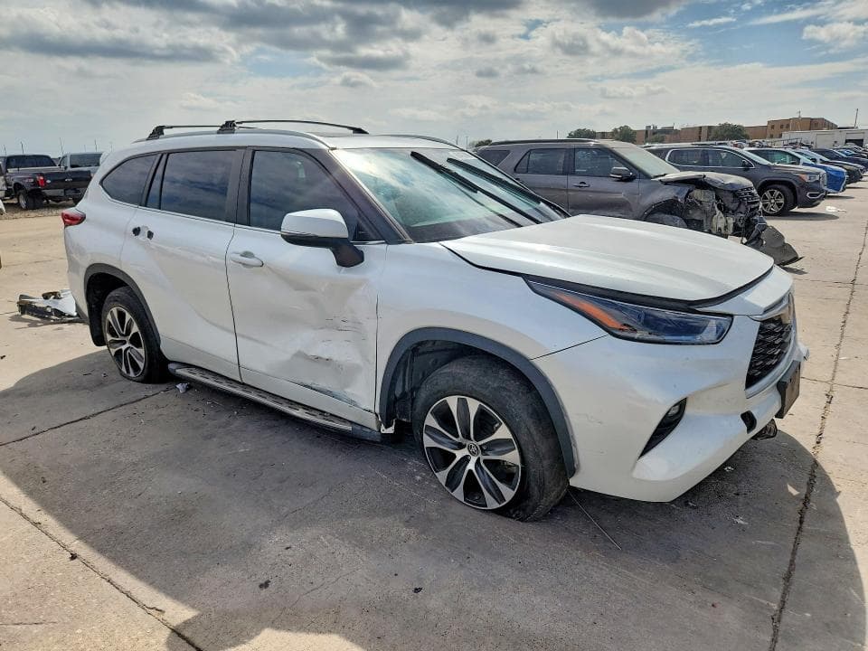 2023 TOYOTA HIGHLANDER XLE 4