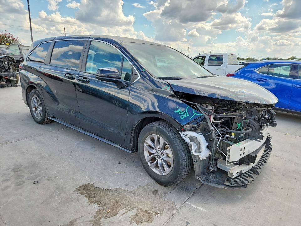 2022 TOYOTA SIENNA LE 4
