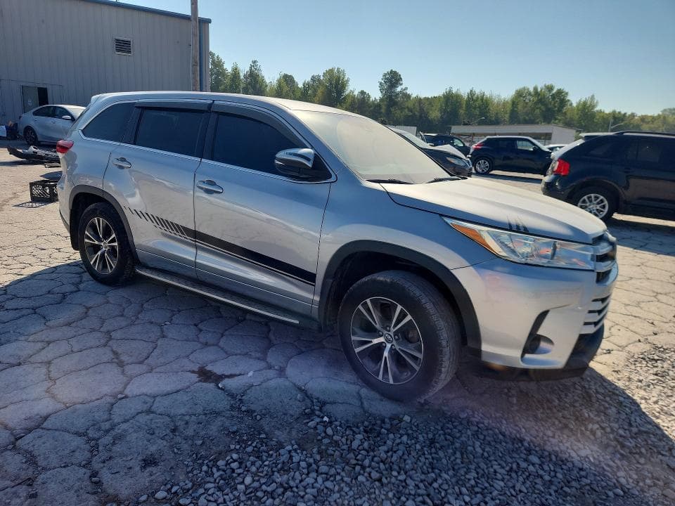 2017 TOYOTA HIGHLANDER LE 4