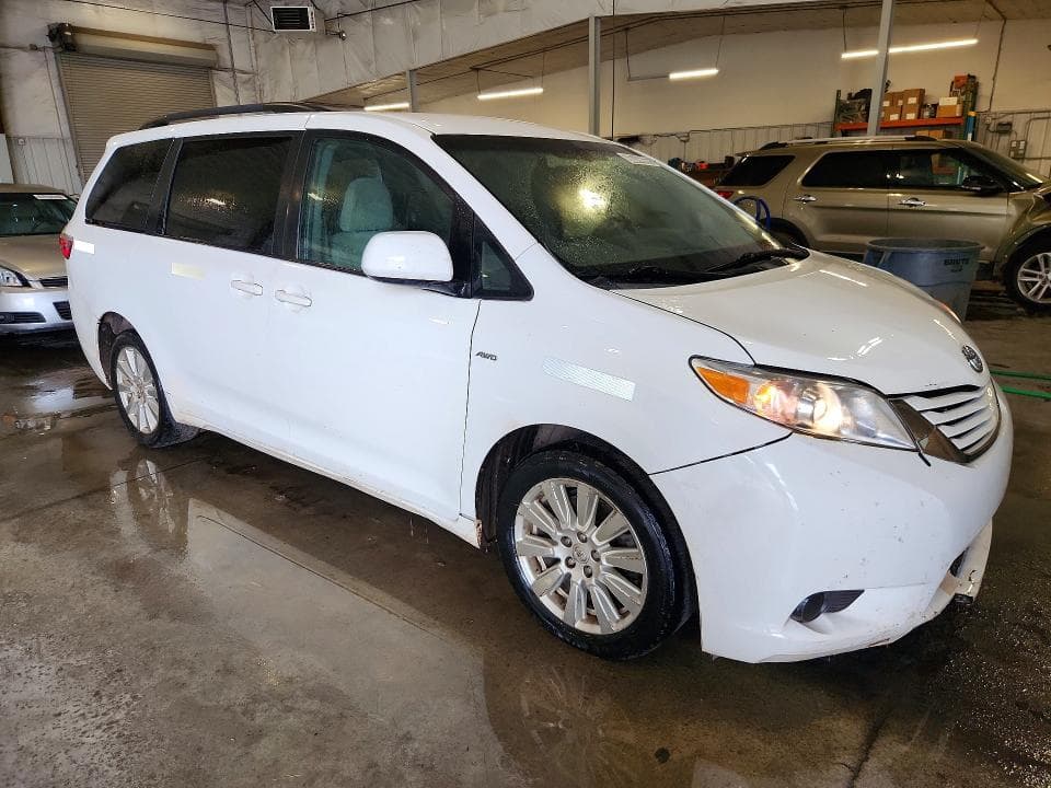 2017 TOYOTA SIENNA LE 4