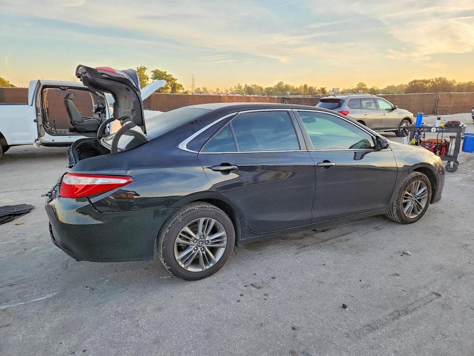 2017 TOYOTA CAMRY SE 3