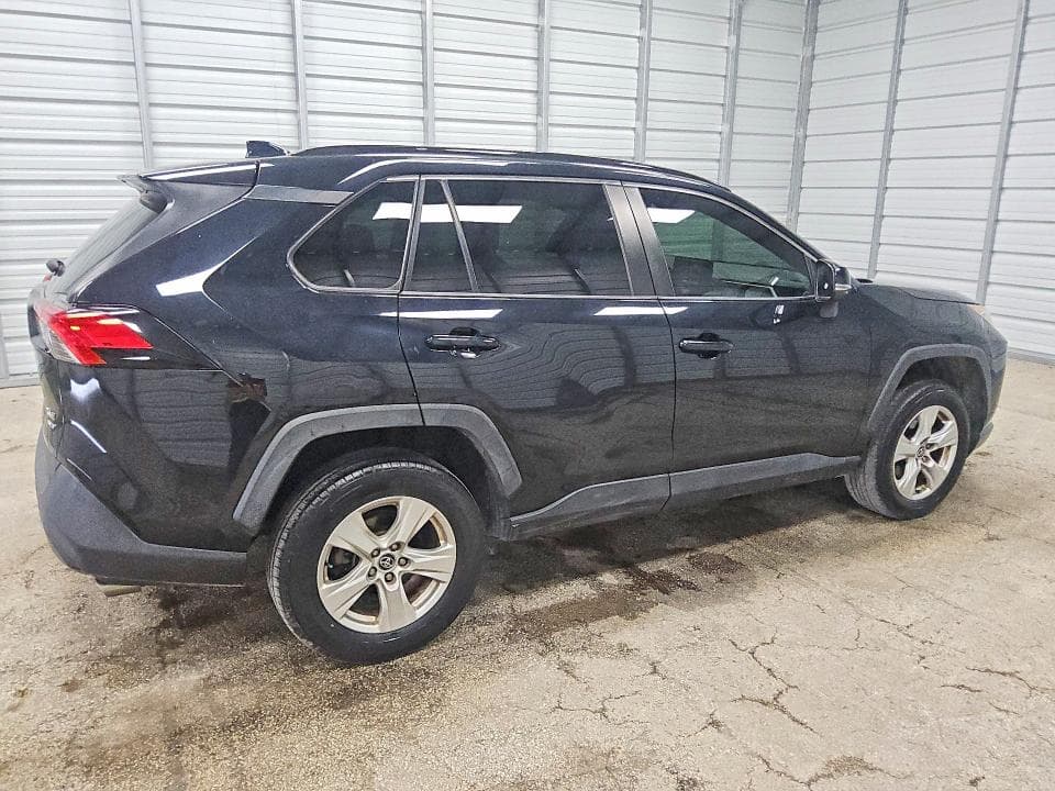2021 TOYOTA RAV4 XLE 3