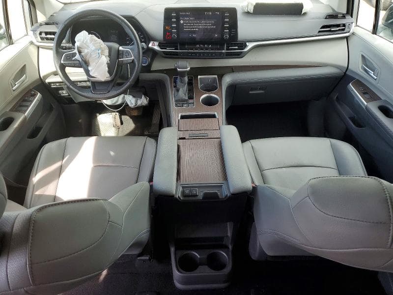 2021 TOYOTA SIENNA XLE 8