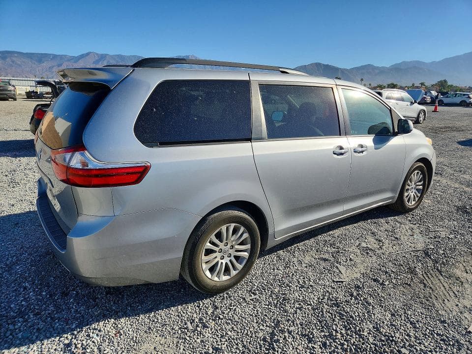 2017 TOYOTA SIENNA XLE 8-PASSENGER 3