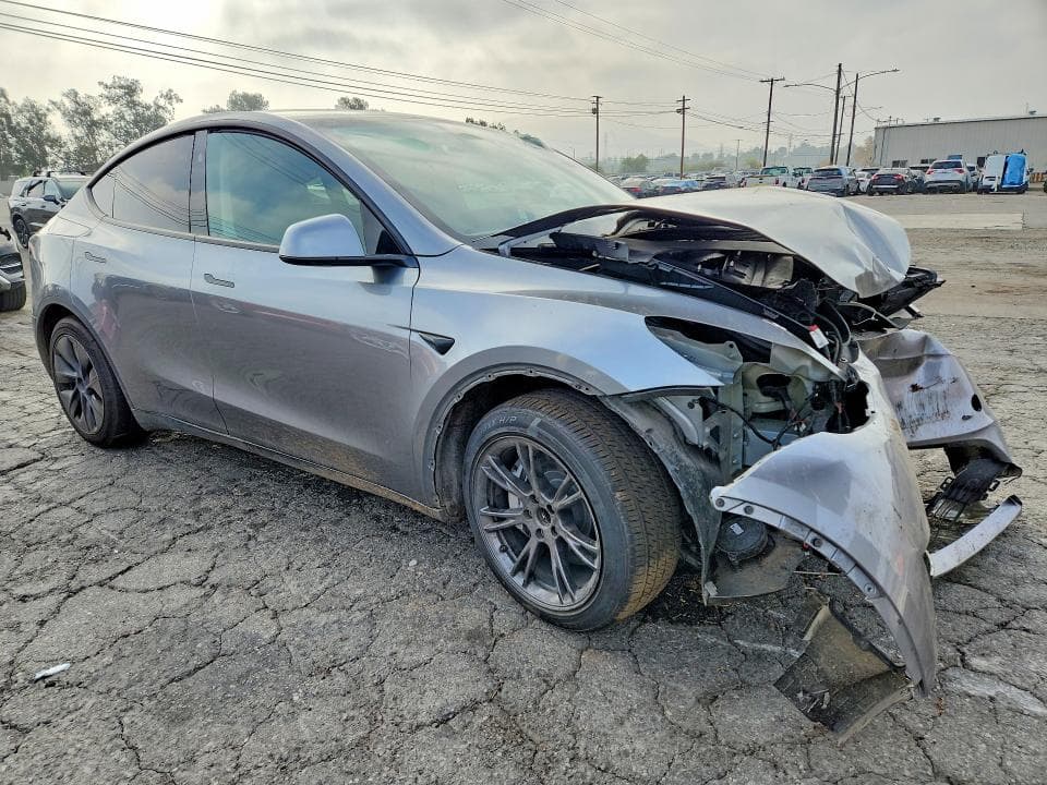 2025 TESLA MODEL Y 4
